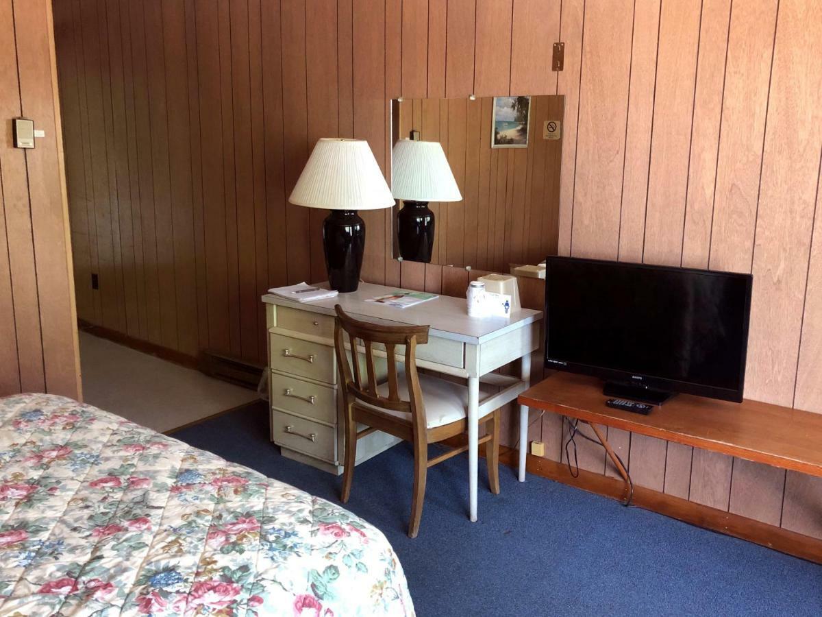 Showboat Restaurant & Bar Hotel