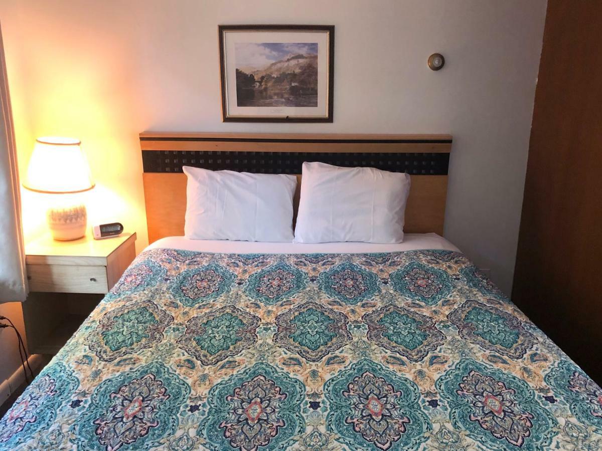 Showboat Restaurant & Bar Hotel Himrod